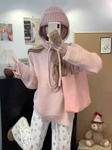 Soft, cozy, and laid-back style crewneck sweater for women—2025 fall/winter collection, a trendy Korean-inspired, gentle knitted pullover top.