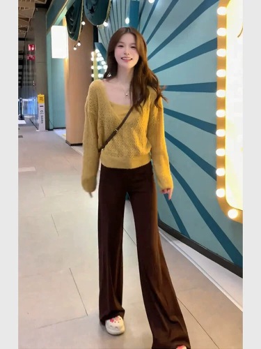 A stunningly beautiful early autumn set featuring a Korean-inspired effortless style: a yellow knit top, camisole, and three-piece pants set.