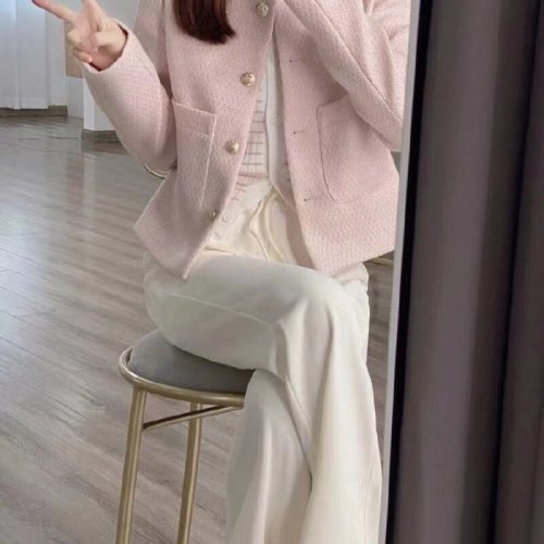 A short, pink, feminine outerwear with a delicate fragrance, offering a stylish and sophisticated look. This thin, unlined jacket is perfect for wearing in spring and autumn, embodying a high-end and trendy vibe.