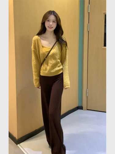 A stunningly beautiful early autumn set featuring a Korean-inspired effortless style: a yellow knit top, camisole, and three-piece pants set.