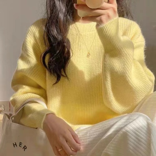 The Taste of First Love: Pure Color Round Neck Sweater for Women, Korean Version, Elegant and Slender, Knitted Fabric