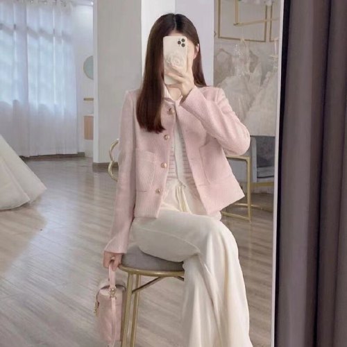 A short, pink, feminine outerwear with a delicate fragrance, offering a stylish and sophisticated look. This thin, unlined jacket is perfect for wearing in spring and autumn, embodying a high-end and trendy vibe.