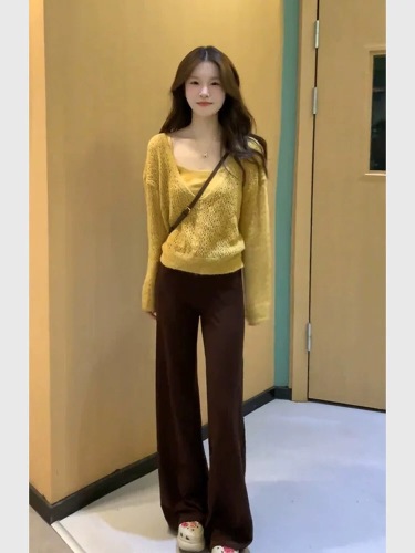 A stunningly beautiful early autumn set featuring a Korean-inspired effortless style: a yellow knit top, camisole, and three-piece pants set.