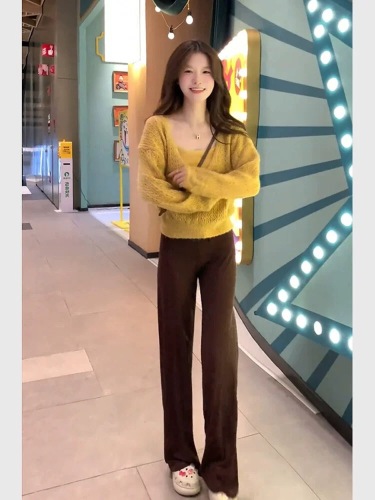 A stunningly beautiful early autumn set featuring a Korean-inspired effortless style: a yellow knit top, camisole, and three-piece pants set.