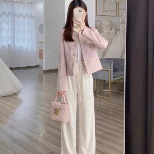 A short, pink, feminine outerwear with a delicate fragrance, offering a stylish and sophisticated look. This thin, unlined jacket is perfect for wearing in spring and autumn, embodying a high-end and trendy vibe.