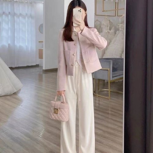 A short, pink, feminine outerwear with a delicate fragrance, offering a stylish and sophisticated look. This thin, unlined jacket is perfect for wearing in spring and autumn, embodying a high-end and trendy vibe.