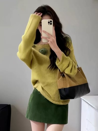 French-style three-dimensional floral one-shoulder green turtleneck sweater for women, autumn and winter loose lazy-style off-shoulder knit top
