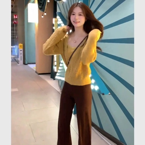 A stunningly beautiful early autumn set featuring a Korean-inspired effortless style: a yellow knit top, camisole, and three-piece pants set.