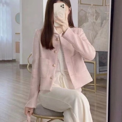 A short, pink, feminine outerwear with a delicate fragrance, offering a stylish and sophisticated look. This thin, unlined jacket is perfect for wearing in spring and autumn, embodying a high-end and trendy vibe.