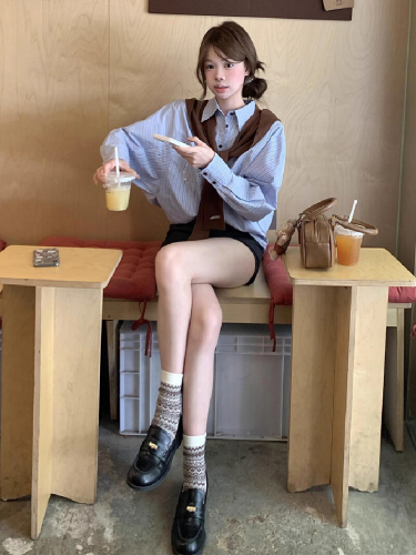 A French-style, unique, exquisite pure cotton crewneck shirt with blue stripes and long sleeves.