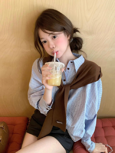 A French-style, unique, exquisite pure cotton crewneck shirt with blue stripes and long sleeves.