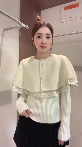 French-style Retro Sweet Lace-Trimmed Patchwork Cape Shawl Knitted Base Layer Sweater Two-Piece Set for Women—Autumn & Winter