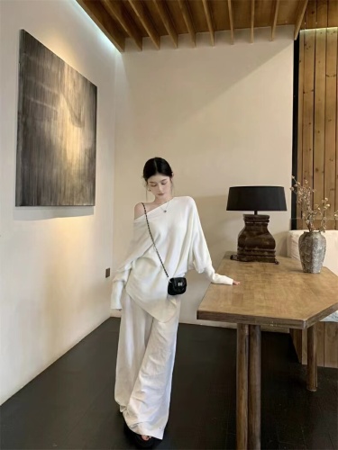 New Loose Batwing Sleeve Knitted Women's Autumn/Winter Soft and Relaxed Style Versatile Top