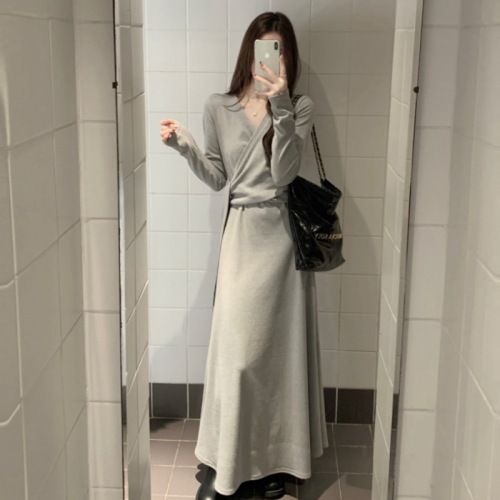 Photographed! Korean-style minimalist V-neck elegant long-sleeved innerwear dress with adjustable straps, slimming and versatile one-piece dress