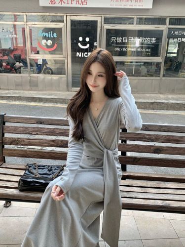 Photographed! Korean-style minimalist V-neck elegant long-sleeved innerwear dress with adjustable straps, slimming and versatile one-piece dress