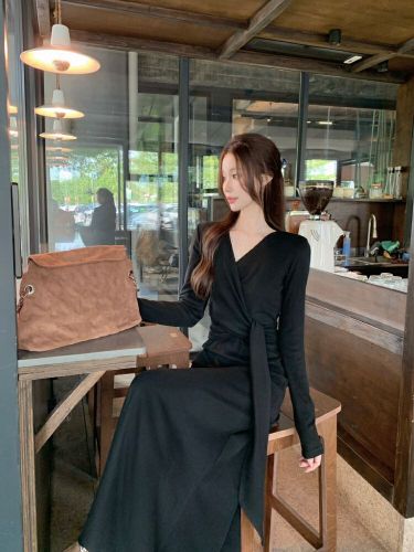 Photographed! Korean-style minimalist V-neck elegant long-sleeved innerwear dress with adjustable straps, slimming and versatile one-piece dress