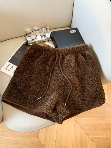 Shot~Beige Lamb Wool Short Shorts for Women, Outerwear for Autumn/Winter 2025, New Style High-Waist A-Line Boot Shorts for Petite Women