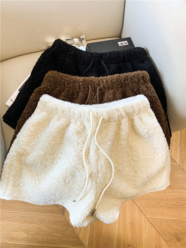 Shot~Beige Lamb Wool Short Shorts for Women, Outerwear for Autumn/Winter 2025, New Style High-Waist A-Line Boot Shorts for Petite Women