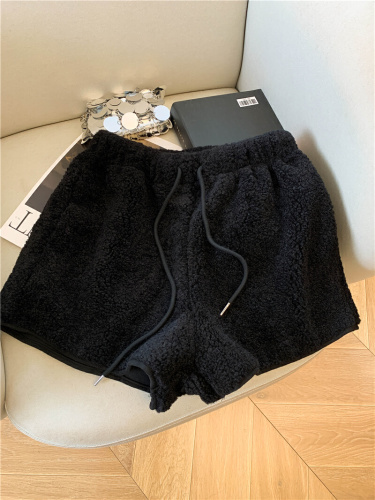 Shot~Beige Lamb Wool Short Shorts for Women, Outerwear for Autumn/Winter 2025, New Style High-Waist A-Line Boot Shorts for Petite Women