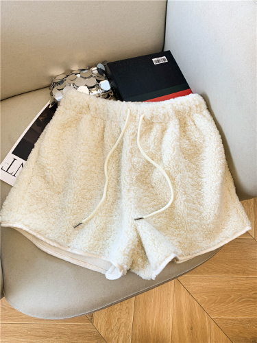 Shot~Beige Lamb Wool Short Shorts for Women, Outerwear for Autumn/Winter 2025, New Style High-Waist A-Line Boot Shorts for Petite Women