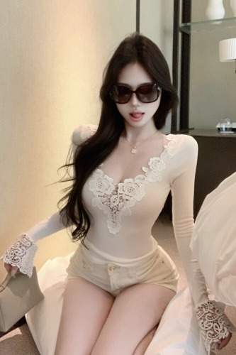 Photographed Long-sleeved V-neck Lace Splicing Fitted Slimming T-shirt