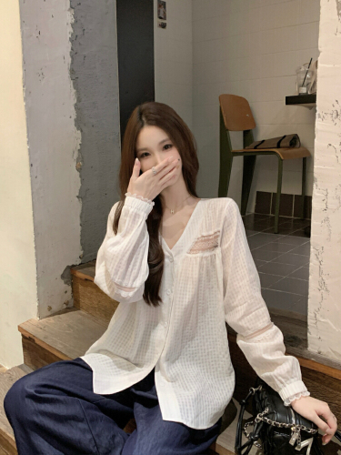Photographed Korean-style white V-neck women's French loose casual temperament long-sleeved inner shirt