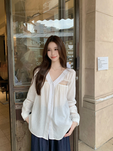 Photographed Korean-style white V-neck women's French loose casual temperament long-sleeved inner shirt