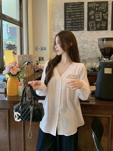 Photographed Korean-style design white V-neck women's French loose casual temperament long-sleeved inner shirt