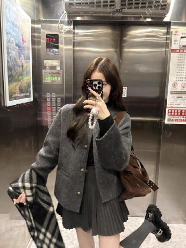 Luxury-chic, high-end, little black dress style, women's winter 2025 new arrival, shaping short wool coat