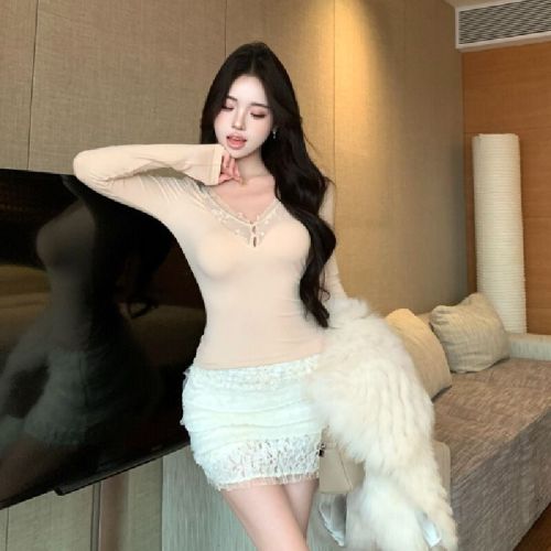Front Photographed Pure Desire Lace Edge V-Neck Long-Sleeve T-Shirt for Women, Autumn Fitted Slimming Off-White Top