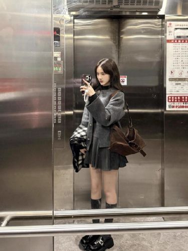 Luxury-chic, high-end, little black dress style, women's winter 2025 new arrival, shaping short wool coat