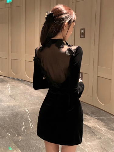Real-shot backless fitted long-sleeve velvet dress, hip-hugging mini style