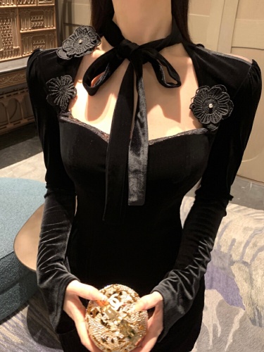 Real-shot backless fitted long-sleeve velvet dress, hip-hugging mini style