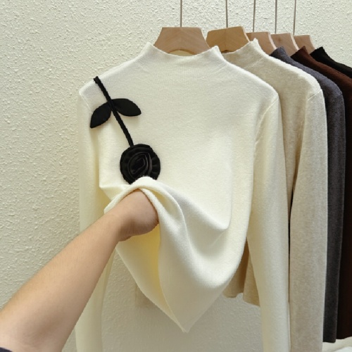 Real-shot mock-neck knitted sweater for women—autumn/winter, niche design, slimming and figure-flattering, perfect for layering—both inside and out.