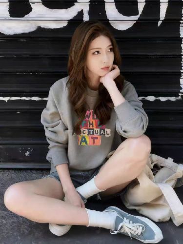 Stylish Short-Length Sweater for Women—Loose, Cozy Autumn/Winter Long-Sleeve Crew-Neck Top