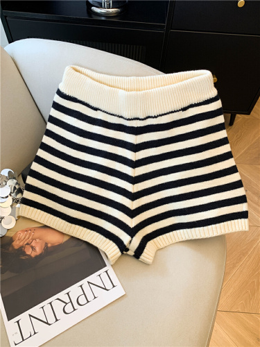 Actual shoot~ 2025 Autumn/Winter New Small Figure Versatile Slimming Elastic High-Waist Striped Knit Wide-Leg Shorts