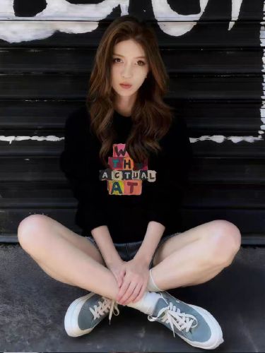 Stylish Short-Length Sweater for Women—Loose, Cozy Autumn/Winter Long-Sleeve Crew-Neck Top