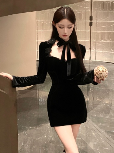 Real-shot backless fitted long-sleeve velvet dress, hip-hugging mini style