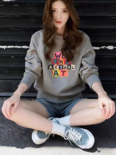 Stylish Short-Length Sweater for Women—Loose, Cozy Autumn/Winter Long-Sleeve Crew-Neck Top