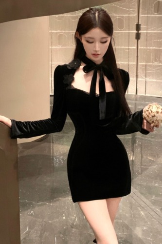 Real-shot backless fitted long-sleeve velvet dress, hip-hugging mini style