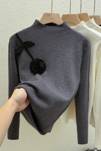 Real-shot mock-neck knitted sweater for women—autumn/winter, niche design, slimming and figure-flattering, perfect for layering—both inside and out.