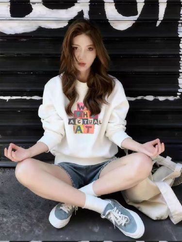 Stylish Short-Length Sweater for Women—Loose, Cozy Autumn/Winter Long-Sleeve Crew-Neck Top