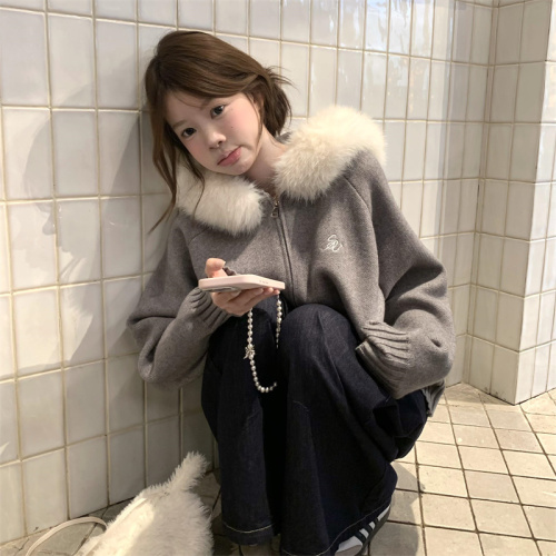 Effortlessly chic oversized knitted cardigan with a fluffy collar—perfect for autumn and winter, offering a sophisticated, slimming look that’s ideal for petite figures.