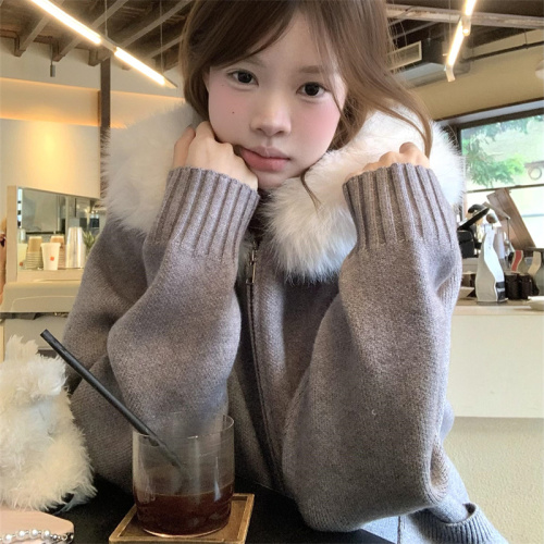 Effortlessly chic oversized knitted cardigan with a fluffy collar—perfect for autumn and winter, offering a sophisticated, slimming look that’s ideal for petite figures.