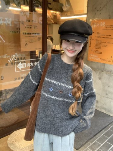 Photographed Korean-style lazy embroidery floral knitting sweater for women, 2025 new soft and fluffy sweater with a sense of elegance, round neck top