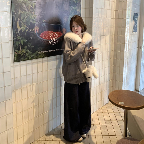 Effortlessly chic oversized knitted cardigan with a fluffy collar—perfect for autumn and winter, offering a sophisticated, slimming look that’s ideal for petite figures.