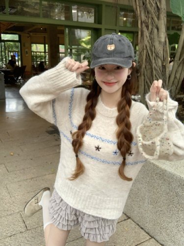 Photographed Korean-style lazy embroidery floral knitting sweater for women, 2025 new soft and fluffy sweater with a sense of elegance, round neck top