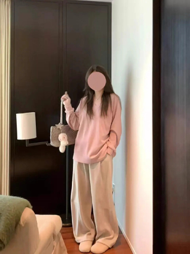 Original version of official image, Minnie print 35% cotton 65% polyester relaxed style high collar raglan sleeve top