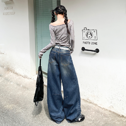 Real-shot—American-style vintage, distressed, water-washed design with gradient, loose fit, flowing silhouette, and a laid-back, effortless vibe. New curved-blade denim style.