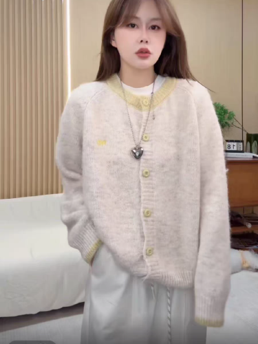 2025 Color-blocking Korean-style retro knit cardigan for women, new autumn design, versatile and soft sweater-style coat